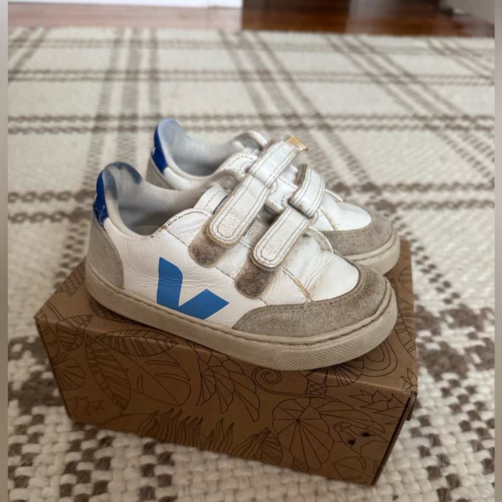 Toddler veja v-12 sneakers. Size 9.5